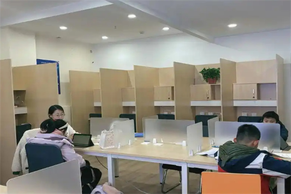 學(xué)易知AI自習(xí)室 智能教育咨詢服務(wù)的新標(biāo)桿